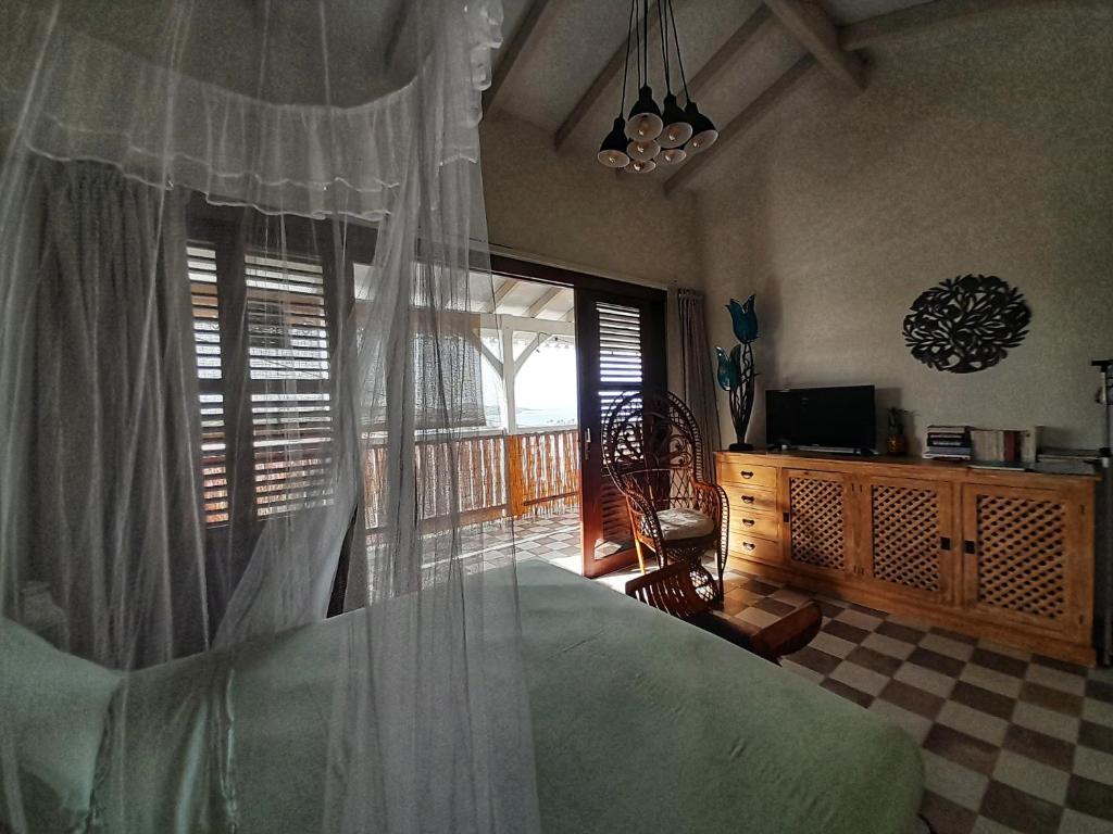 TV a/nebo společenská místnost v ubytování Studio Frangipani dans Villa Fleurs des Iles