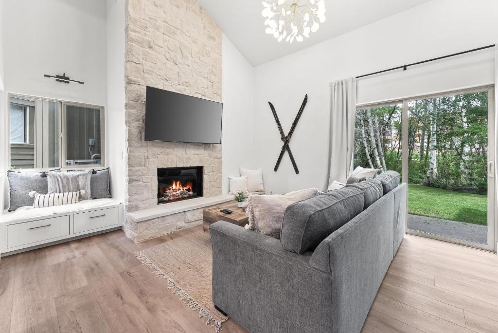 Χώρος καθιστικού στο Canyons Creekside 3b3ba Townhouse 1 Block to Ski Lift