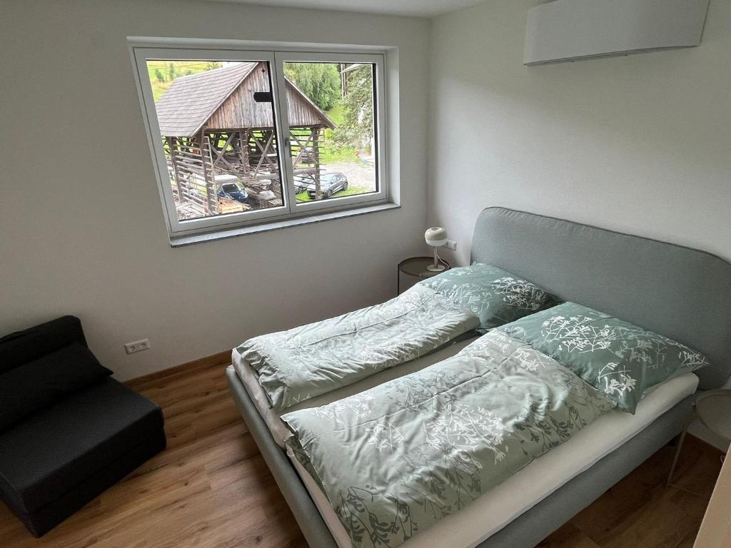 a bedroom with a bed and a window at Frühstückspension Zimmermann in Passriach