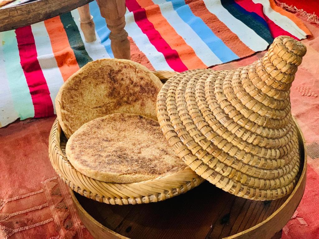 deux paniers remplis de pain au-dessus d'une table dans l'établissement Dar Garindi, à Assilah