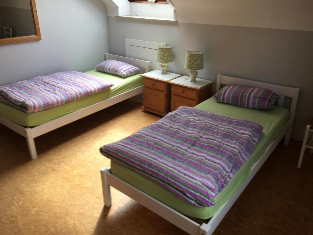 1 dormitorio con 2 camas, vestidor y lámpara en Zwischen Köln und Bonn, Central oben, en Troisdorf