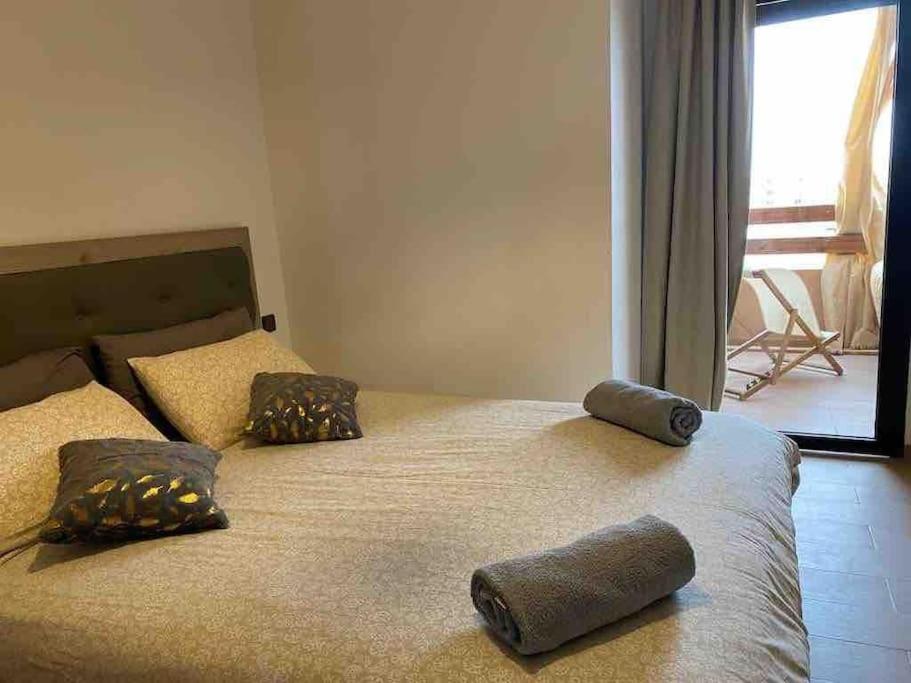 Splendido appartamento a Gueliz في مراكش: غرفة نوم بسريرين عليها مخدات