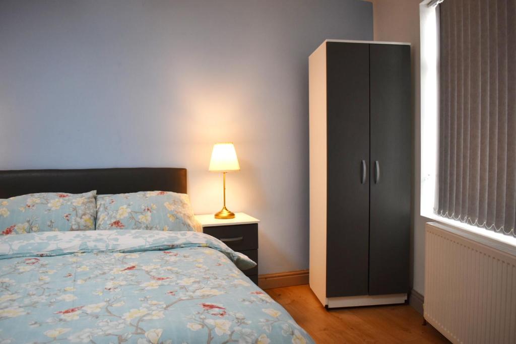 Postel nebo postele na pokoji v ubytování Pleasant Apartment in near Birmingham City Center