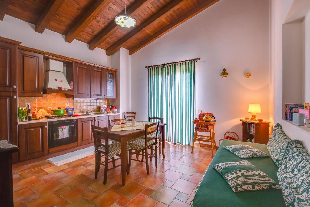 A kitchen or kitchenette at La Rosa Rossa