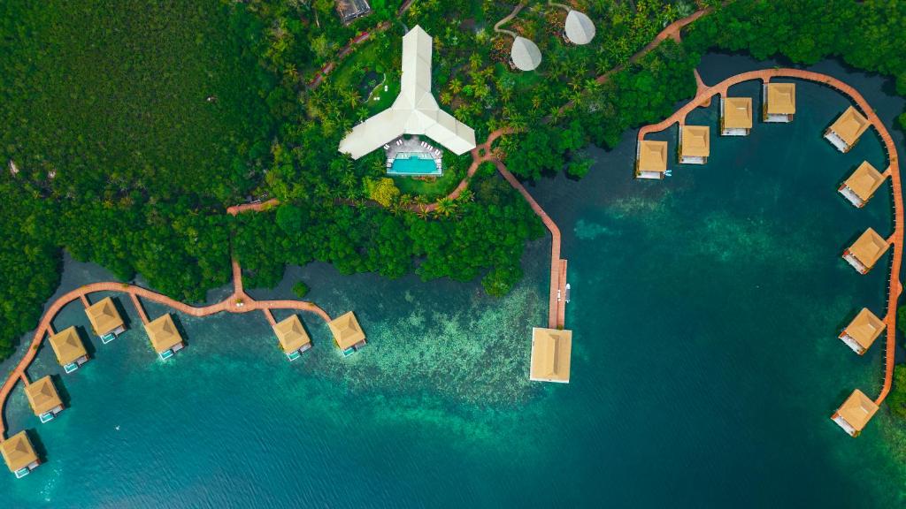 una vista aérea de un complejo en el agua en Nayara Bocas del Toro, en Bocas Town