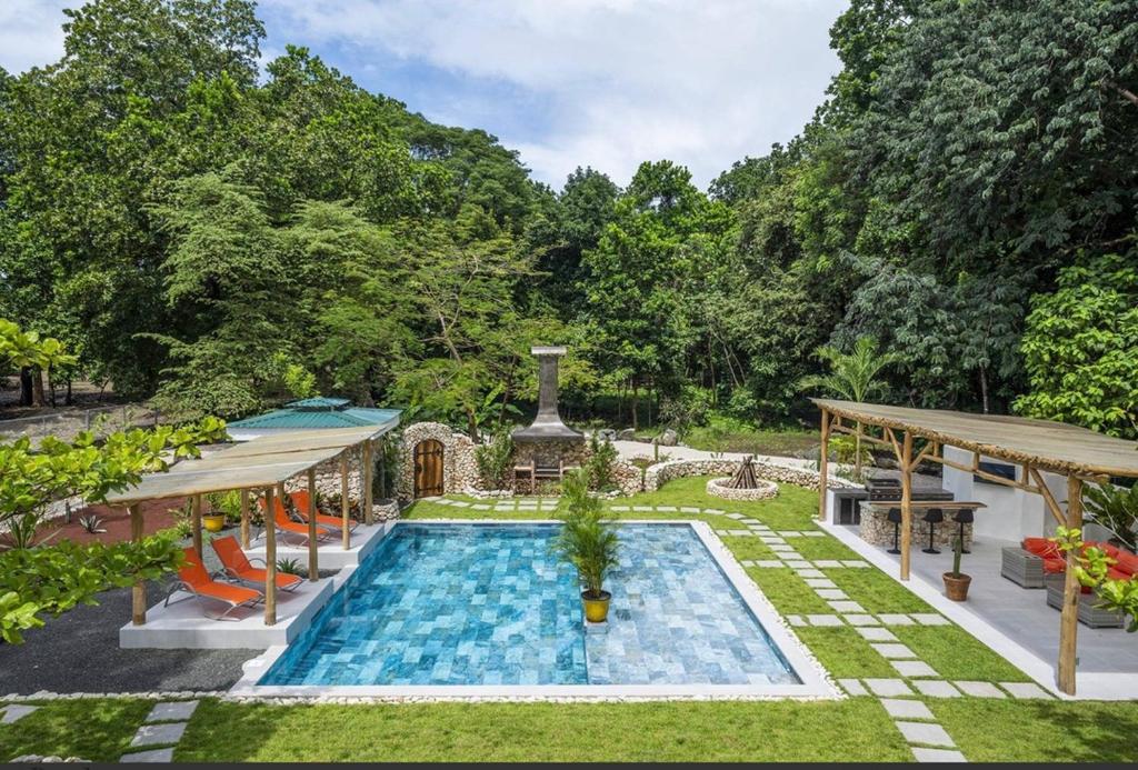 Bazén v ubytování Buendía Lux Mango Suite Stylish Retreat with Pool Near Beach nebo v jeho okolí