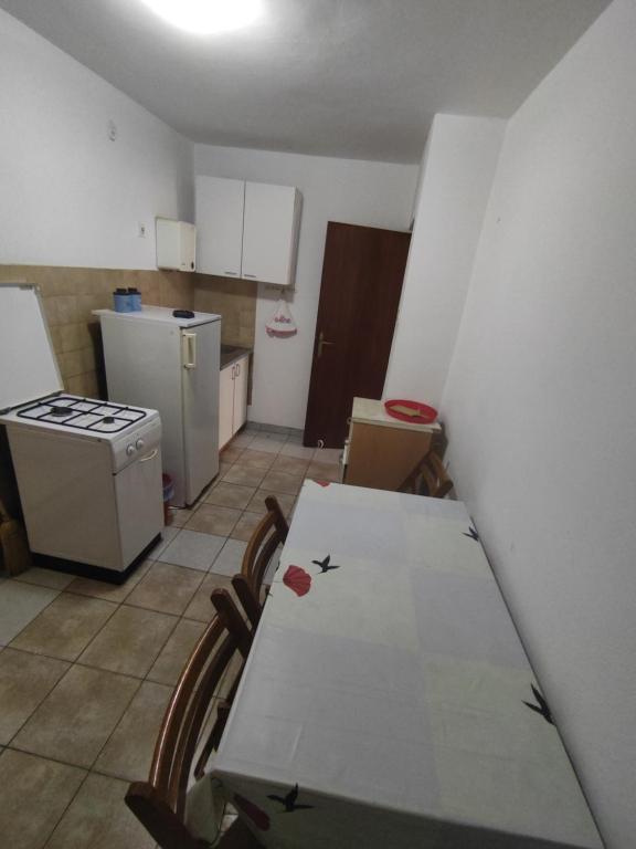 Kuchyň nebo kuchyňský kout v ubytování Apartmani Gina