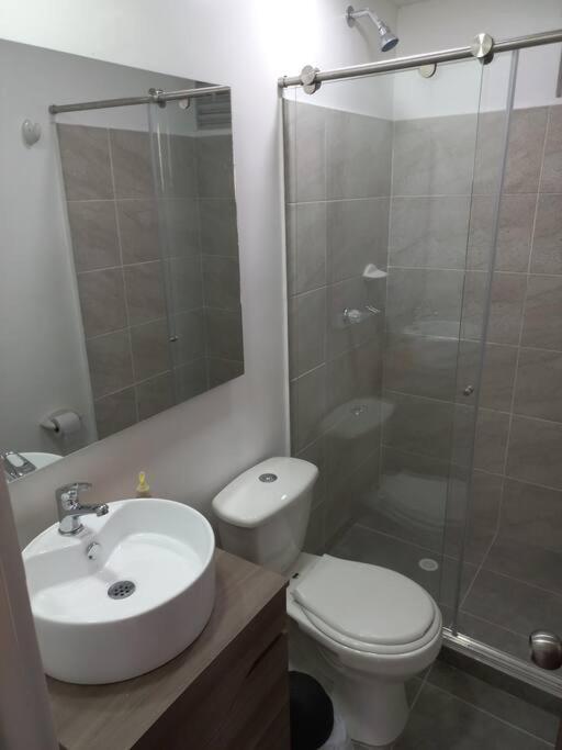 Koupelna v ubytování Apartamento en Ricaurte, Arrayanes de Peñaliza