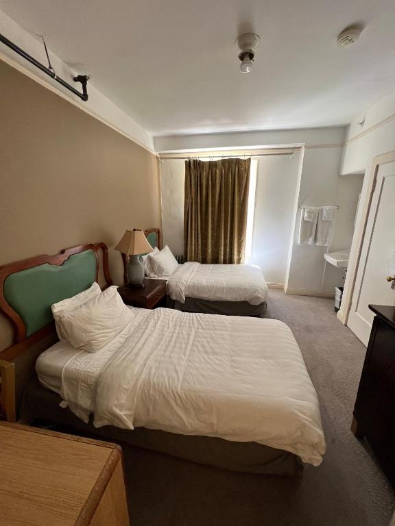 Postel nebo postele na pokoji v ubytování Nash Hotel