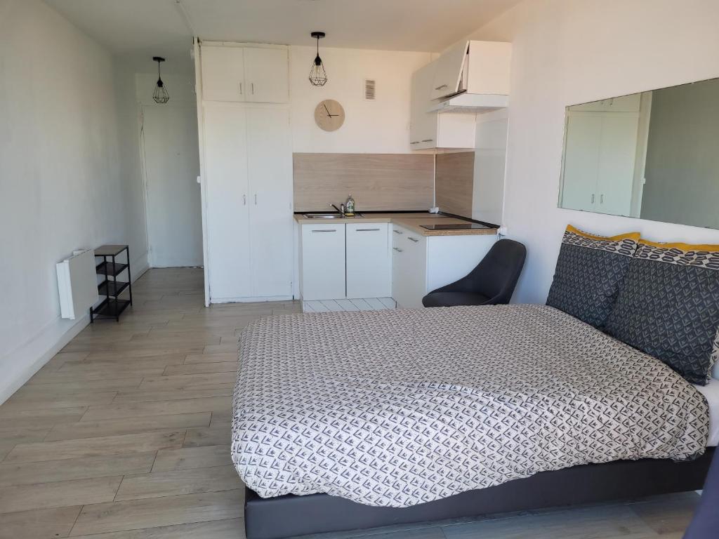 Kuchyňa alebo kuchynka v ubytovaní logement vue sur mer