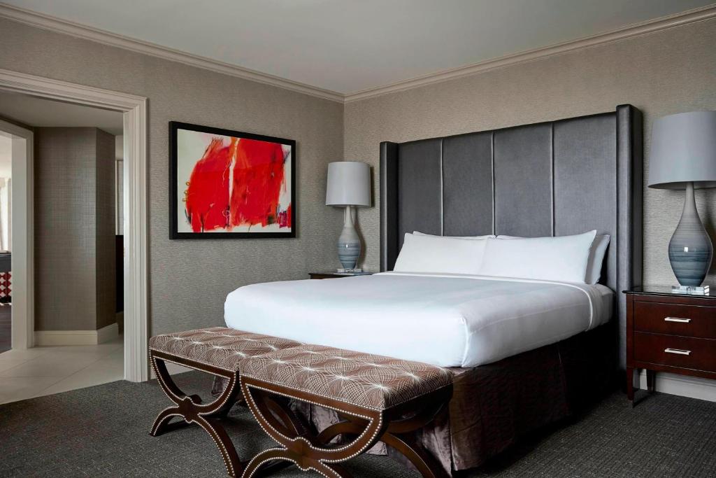 Postel nebo postele na pokoji v ubytování Crystal Gateway Marriott