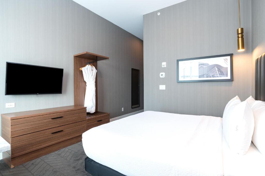 Postel nebo postele na pokoji v ubytování Sandman Signature Sherwood Park Hotel