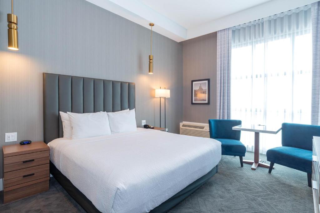 Postel nebo postele na pokoji v ubytování Sandman Signature Sherwood Park Hotel