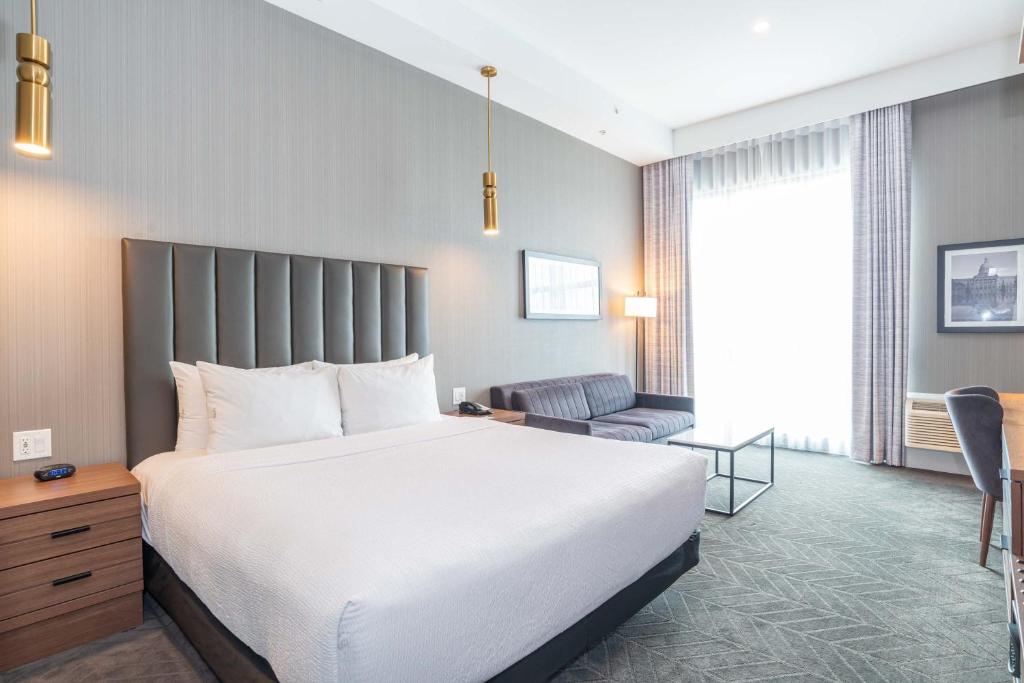 Postel nebo postele na pokoji v ubytování Sandman Signature Sherwood Park Hotel