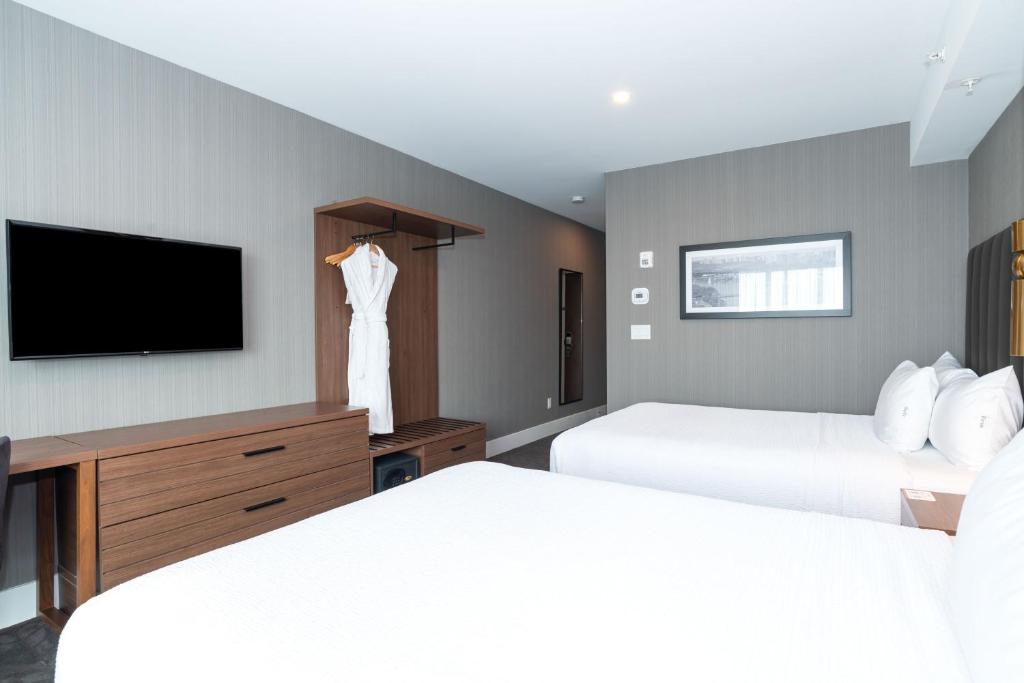 Postel nebo postele na pokoji v ubytování Sandman Signature Sherwood Park Hotel