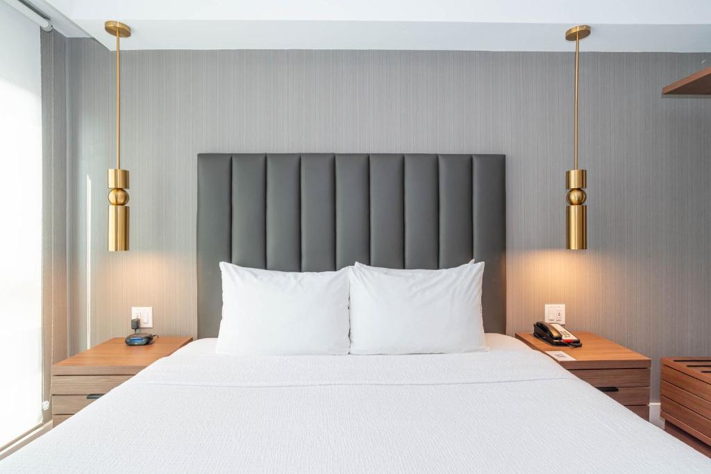 Postel nebo postele na pokoji v ubytování Sandman Signature Sherwood Park Hotel