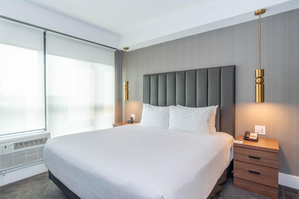 Postel nebo postele na pokoji v ubytování Sandman Signature Sherwood Park Hotel