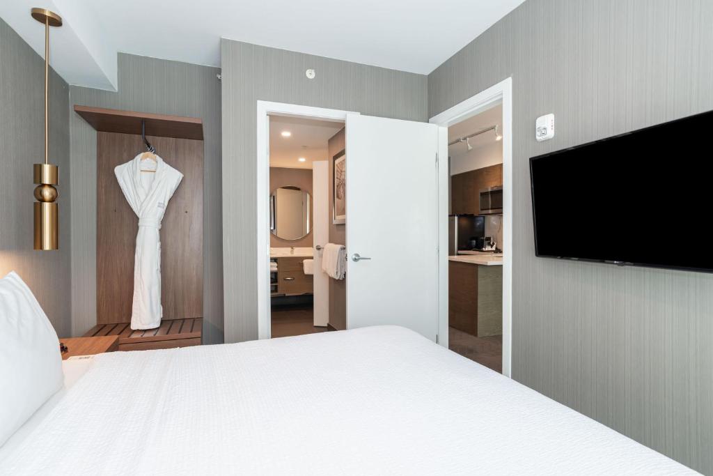 Postel nebo postele na pokoji v ubytování Sandman Signature Sherwood Park Hotel