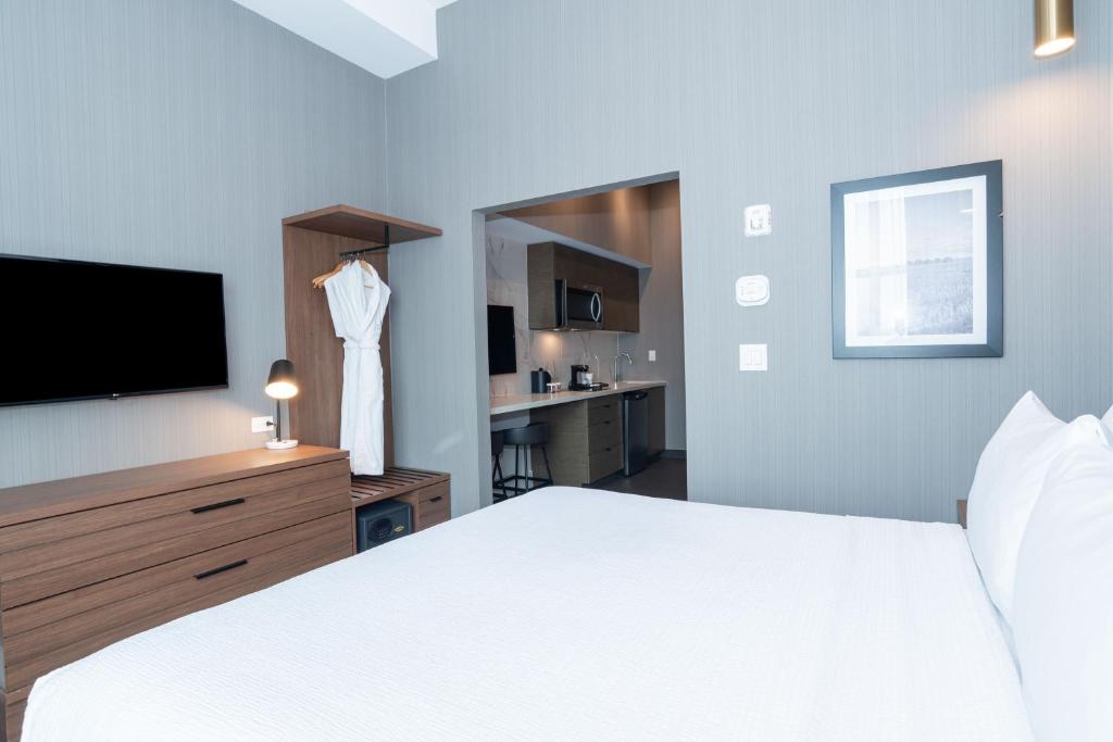 Postel nebo postele na pokoji v ubytování Sandman Signature Sherwood Park Hotel