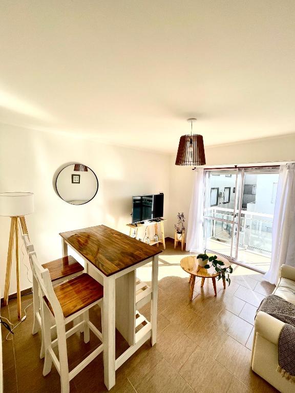 Televiisor ja/või meelelahutuskeskus majutusasutuses Hakuna Matata - Departamento centrico para 2 personas, con cochera