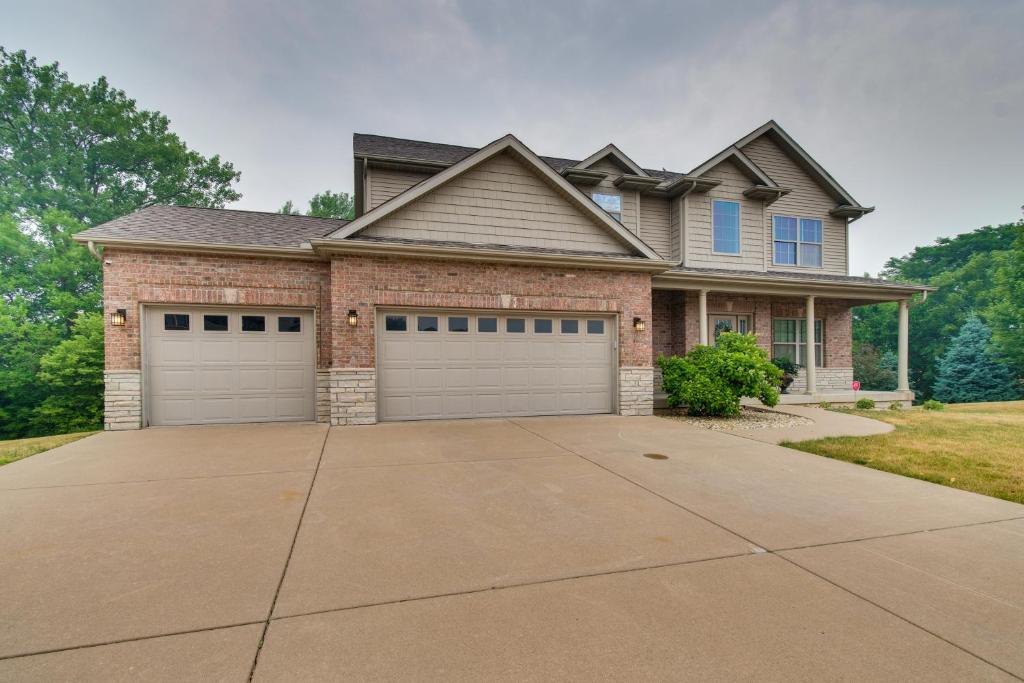 Prime Peoria Retreat with Deck and Fireplace!, Peoria (updated prices 2024)