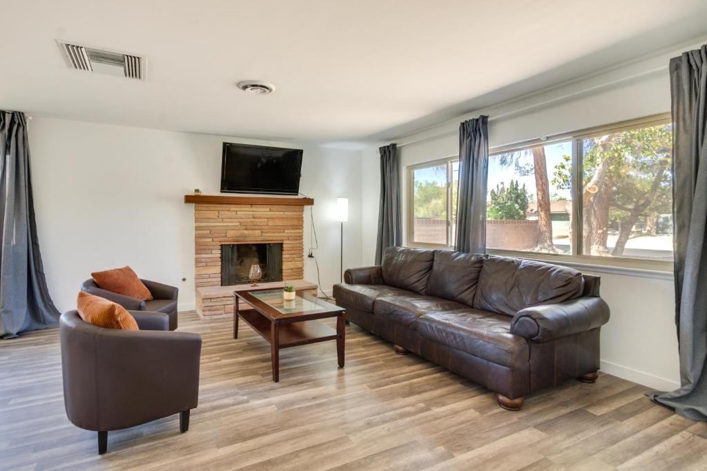 uma sala de estar com um sofá de couro e uma lareira em Quiet Ridgecrest Vacation Rental with Private Yard! em Ridgecrest
