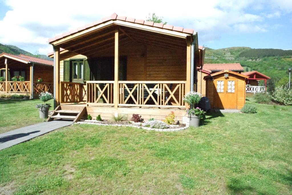 a log cabin with a porch and a yard at Chalet Hertzland in Ranspach