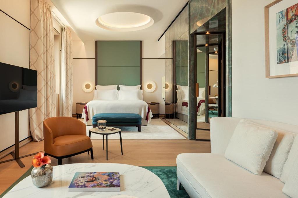 TV a/nebo společenská místnost v ubytování Bvlgari Hotel Roma