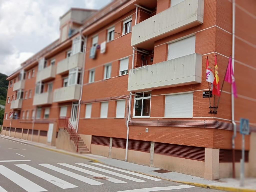 un edificio de apartamentos al lado de una calle en La Plata VUT LE 0614, en León
