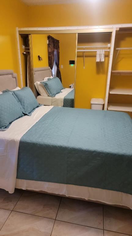Postel nebo postele na pokoji v ubytování Sunrise Efficiency