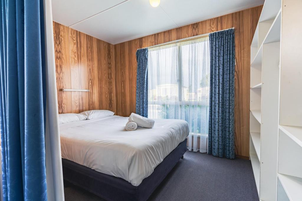 Postel nebo postele na pokoji v ubytování BIG4 Tassie Getaway Park Stanley