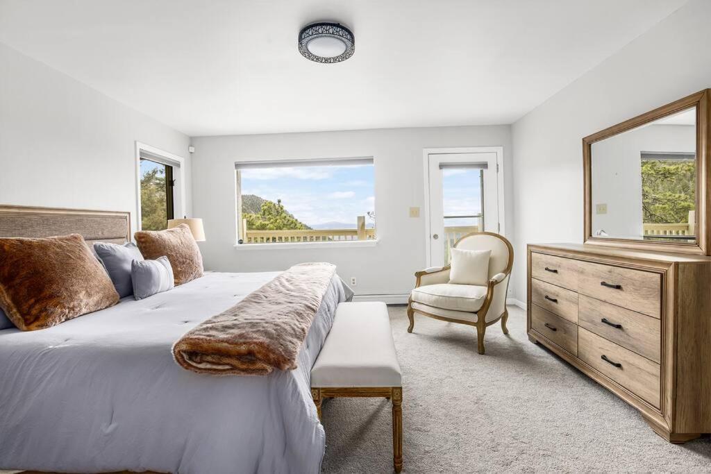um quarto com uma cama, uma cómoda e um espelho em Beautiful View Point Villa em Conifer