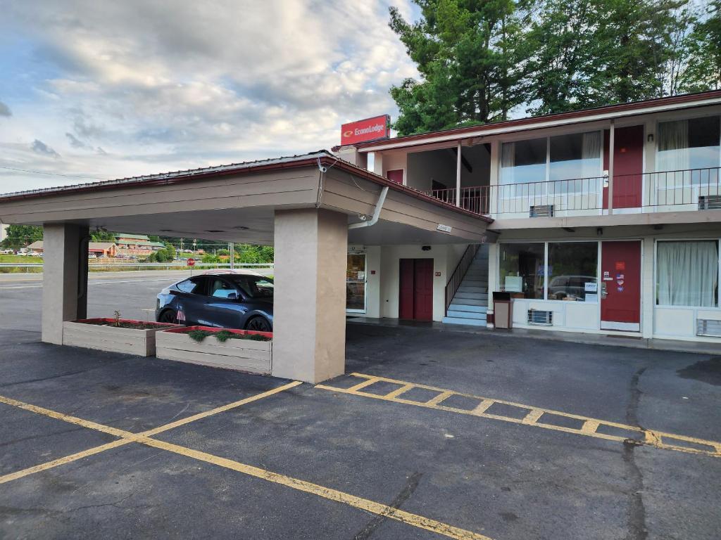 un coche aparcado en un aparcamiento frente a un hotel en Econo Lodge Wytheville en Wytheville