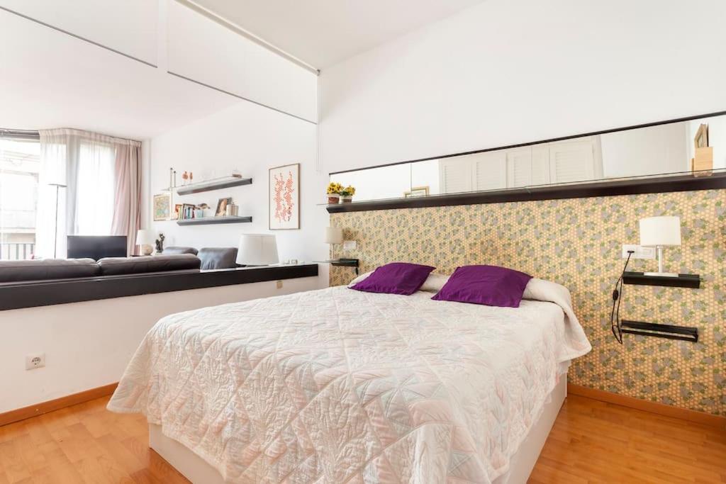 a bedroom with a bed with purple pillows at Comodidad y elegancia a lado de la Diagonal in Barcelona