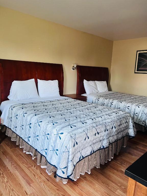 duas camas num quarto de hotel com em Rest and Relax em Cataratas do Niágara