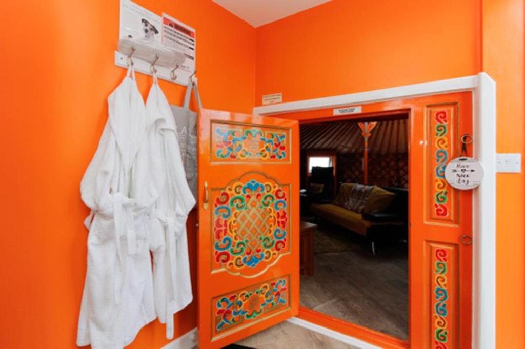 Fotografie z fotogalerie ubytování Orange Yurt with Hot Tub- Sleeps 3 Parking & WiFi v destinaci Turriff