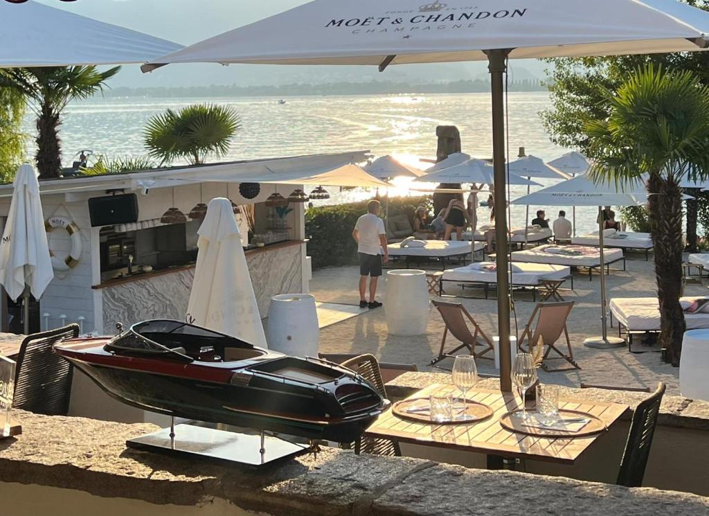 un barco sentado en una mesa frente a un restaurante en Riva Beach Club I Boutique Hotel I Restaurant, en Vira