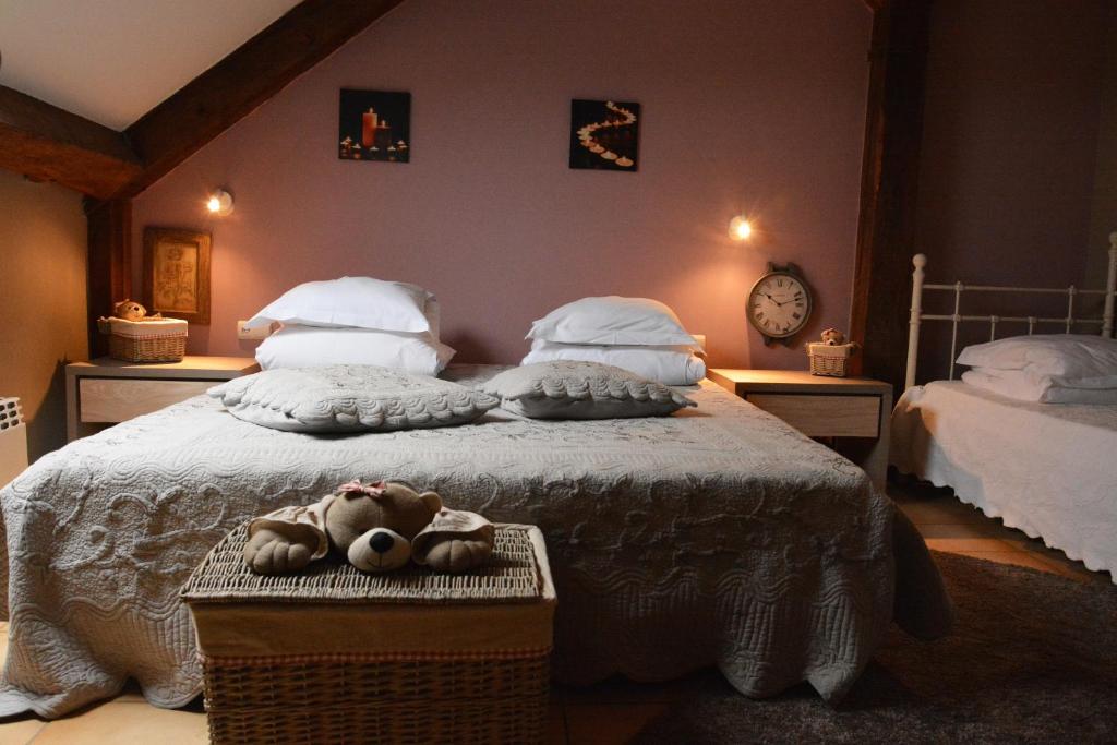 Un dormitorio con una cama con dos ositos de peluche. en MARGOT'L, en Rochefort
