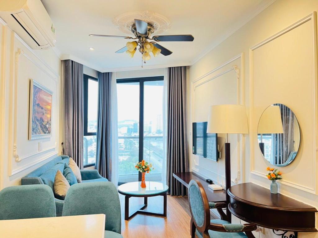 un soggiorno con divano blu e tavolo di Blue Rose - Sea View, High Floor, 70m2 apartment, 2 Bedrooms, 2 WC, a Ha Long