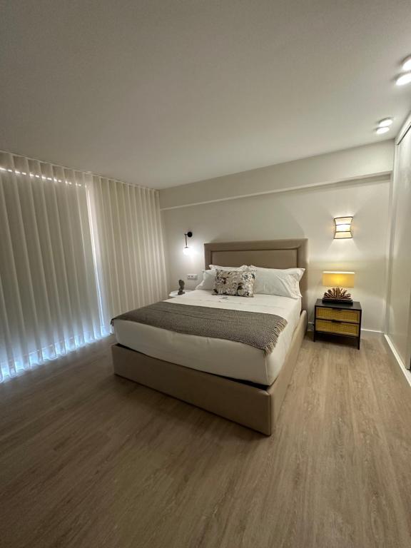 1 dormitorio con 1 cama grande y suelo de madera en Villa Deluxe - Quinta do Outeirinho en Celorico de Basto