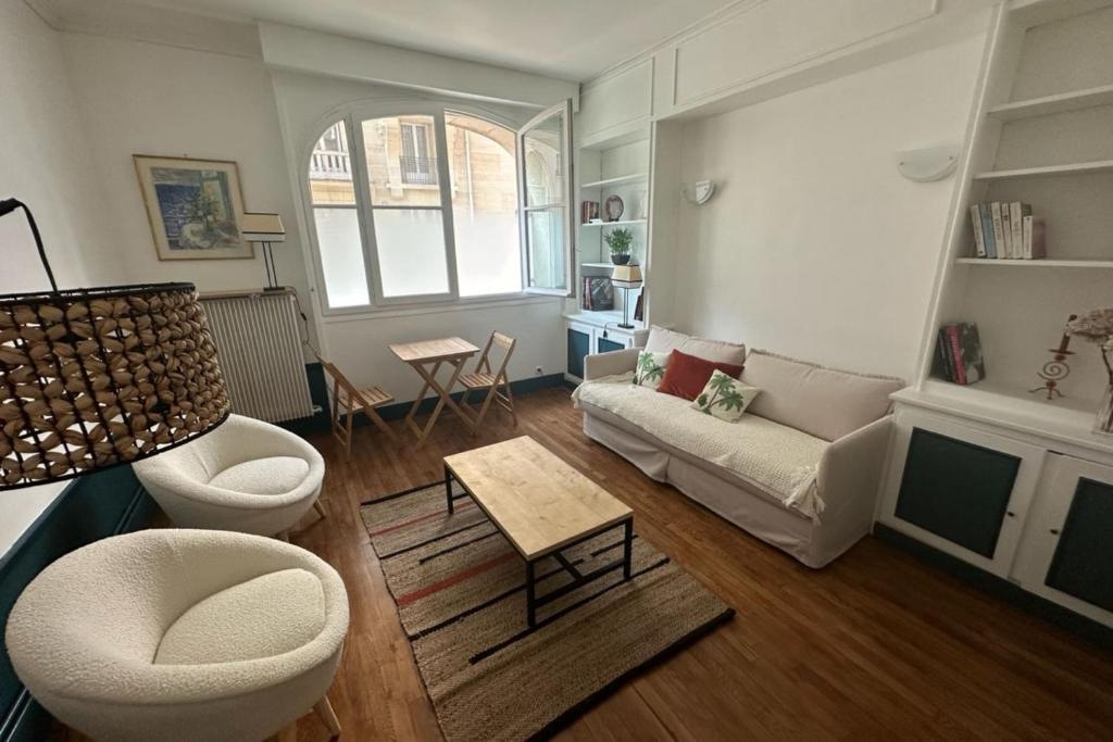 un salon avec un canapé et une table dans l'établissement Beautiful bright studio - close to the Seine, à Paris