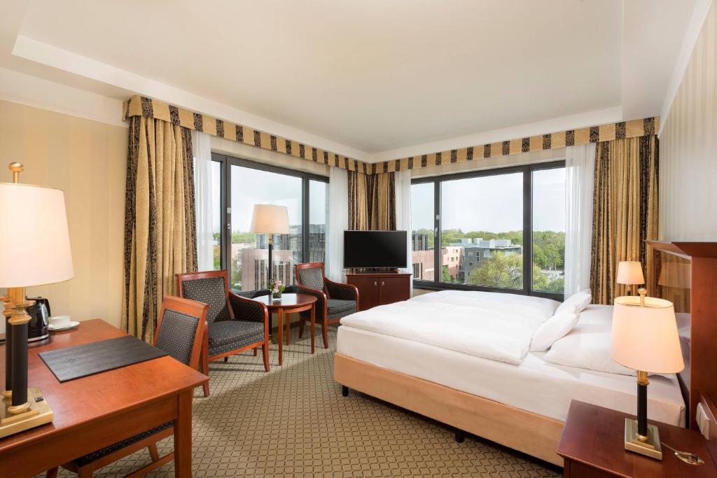Ein Bett oder Betten in einem Zimmer der Unterkunft JW Marriott Hotel Berlin