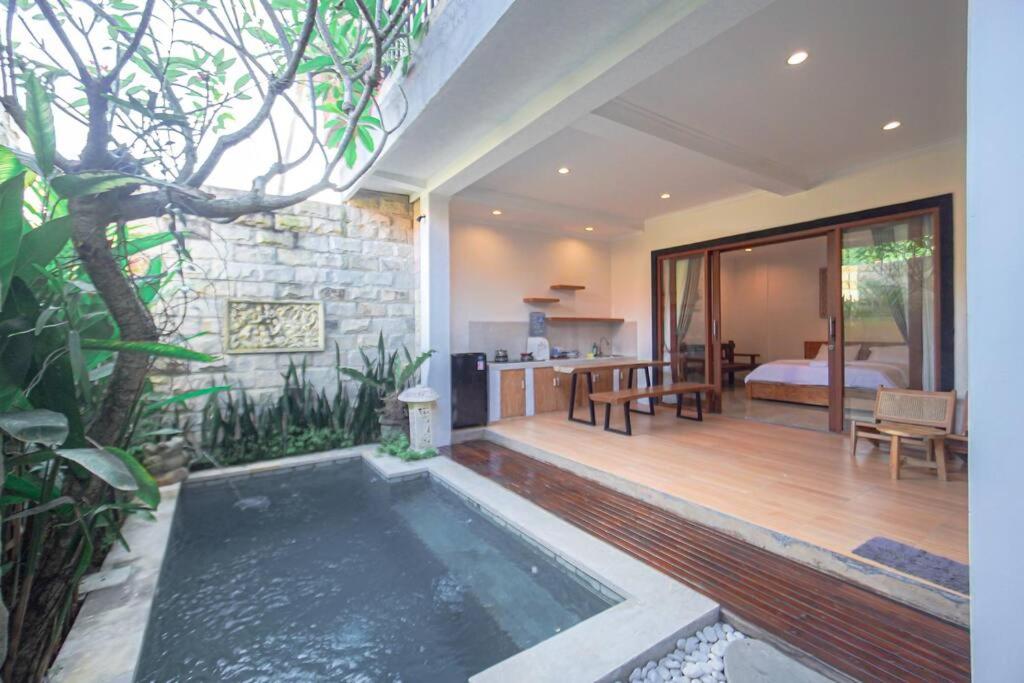 une maison avec une piscine et une chambre dans l'établissement Aryasa Villa Ubud 2bedroom private pool villa, à Ubud