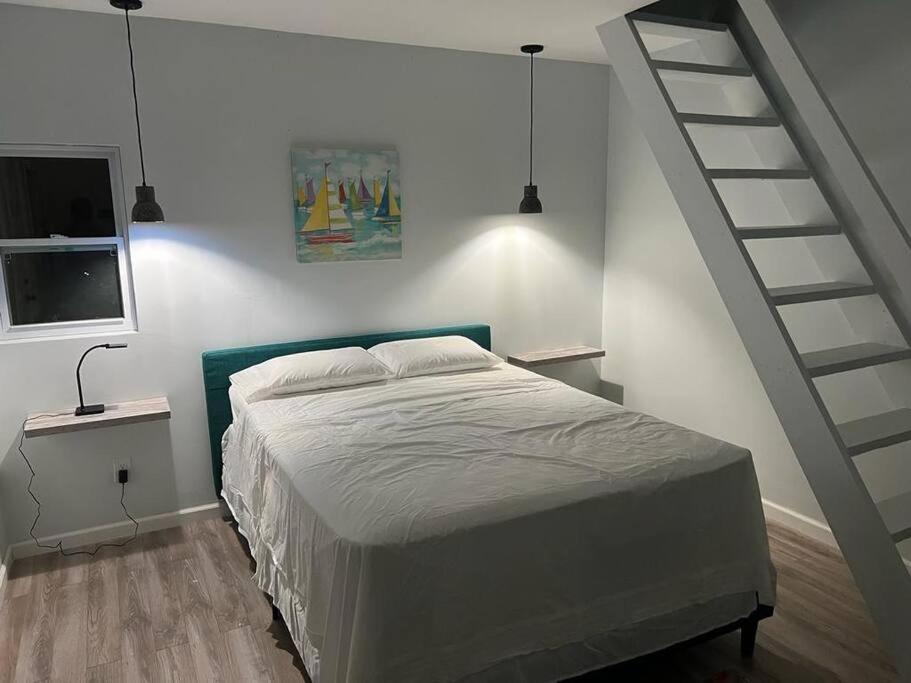 um quarto com uma cama e uma escada em Bahari em Carriacou