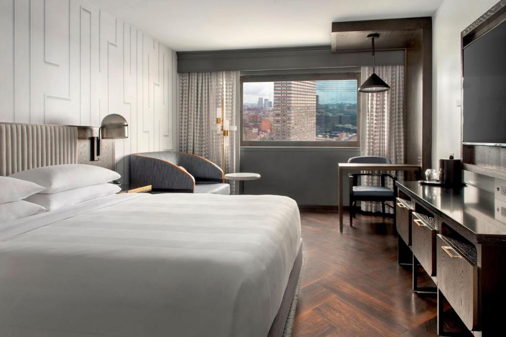 Postel nebo postele na pokoji v ubytování Boston Marriott Copley Place