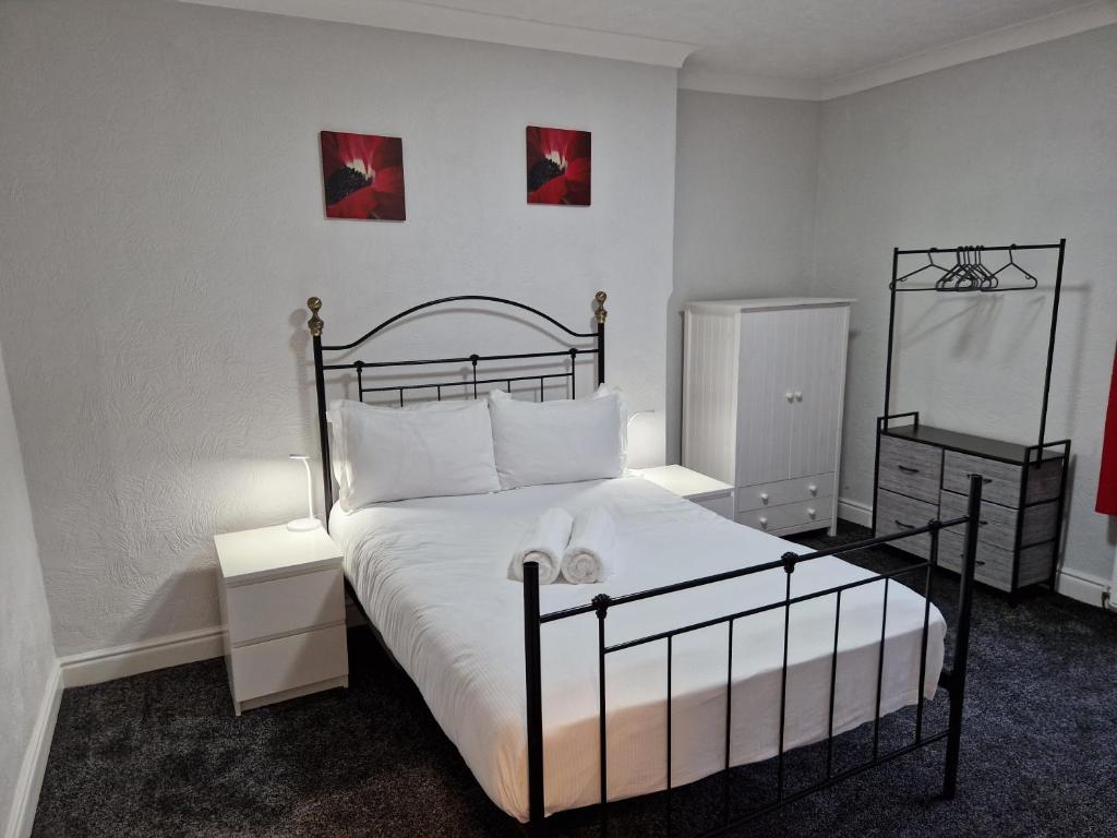 1 dormitorio con 1 cama en blanco y negro con 2 lámparas en Birtley's Diamond 3 bed Apt, sleeps 6 Guests, en Birtley