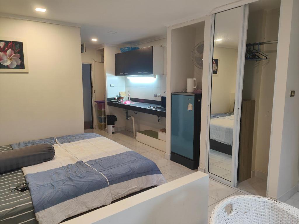 Postel nebo postele na pokoji v ubytování Jomtien Hill Resort Pratamnak
