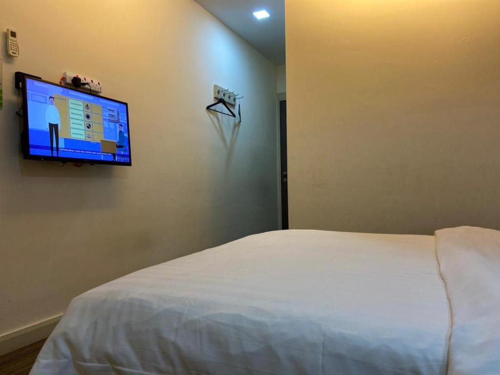 Un pat sau paturi într-o cameră la Kosma Business Hotel