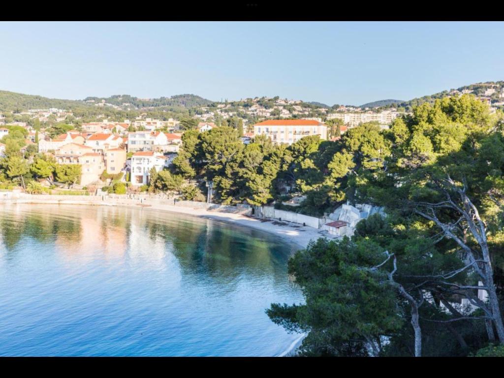 une vue sur une rivière avec une ville en arrière-plan dans l'établissement T1 Bandol Renécros 3 étoiles à 2 pas de la plus belle plage, à Bandol
