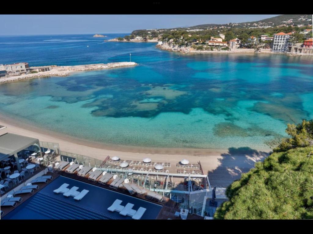 une vue aérienne d'une plage et de l'océan dans l'établissement T2 Bandol idéal vacances 2 étoiles, à Bandol